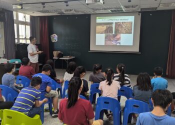 台湾大学实验林树木病虫害专家萧文伟博士于日前来到台东，并前往康乐小学、永安小学、东海国中…等校，为师生举办了一场别开生面的『树与人的对话』
