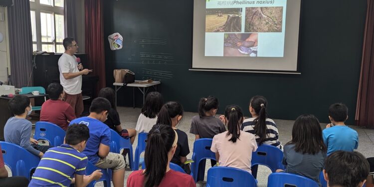 台湾大学实验林树木病虫害专家萧文伟博士于日前来到台东，并前往康乐小学、永安小学、东海国中…等校，为师生举办了一场别开生面的『树与人的对话』
