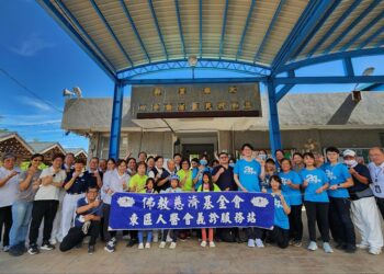 花莲慈济医院副院长许文林、关山慈济医院副院长吴胜腾带队约40位医疗工作人员，6日在台东县太麻里乡三和村活动中心举办山陀儿风灾后续义诊与往诊