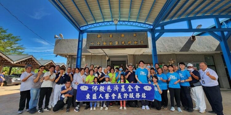 花莲慈济医院副院长许文林、关山慈济医院副院长吴胜腾带队约40位医疗工作人员，6日在台东县太麻里乡三和村活动中心举办山陀儿风灾后续义诊与往诊