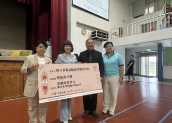 庄丽珠董事长(左二)致赠东商30万元助学金，由校长林明铮(右二)代表接受