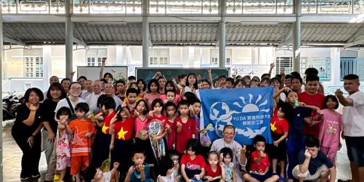 越想育见你-育达科技大学国际志工队远赴越南偏乡展开志工服务与顺化德山儿童之家合影