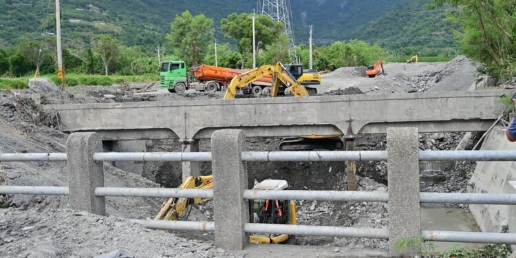 金峰乡道路抢修持续进行