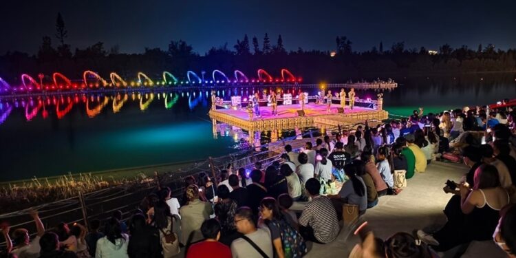 集结海洋文化、艺术、商业及娱乐的盛宴『2024蓝海生活节』13日晚在台东活水湖精彩落幕，活动吸引近9万人次到访