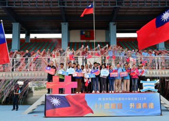 饶庆铃带领乡亲升旗庆双十 展现爱国精神期望台东『青出于蓝』