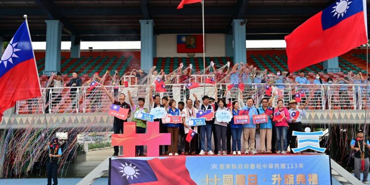 饶庆铃带领乡亲升旗庆双十 展现爱国精神期望台东『青出于蓝』