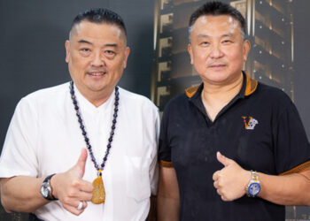 蔡许宏AI博士(左)欣赏谢德祥副总(右)在装修业的专业实力，并认为天然防潮石膏砖在隔音、防火、无毒、防潮等功能特性，非常契合『皇昱九天NO.1』的AI智慧养生宅理念