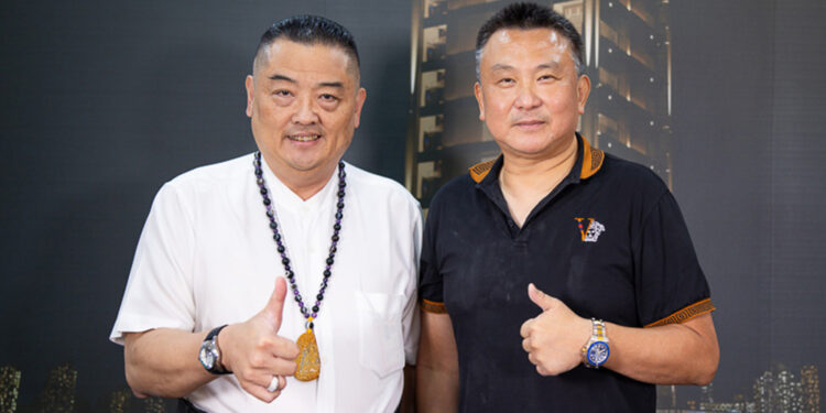 蔡许宏AI博士(左)欣赏谢德祥副总(右)在装修业的专业实力，并认为天然防潮石膏砖在隔音、防火、无毒、防潮等功能特性，非常契合『皇昱九天NO.1』的AI智慧养生宅理念