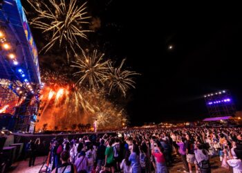 『嗨！出发吧来台东』演唱会11月10日继续展开第二晚演出，近6万名乐迷在台东海滨公园国际地标齐聚听歌