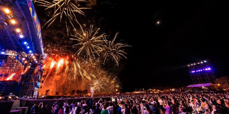 『嗨！出发吧来台东』演唱会11月10日继续展开第二晚演出，近6万名乐迷在台东海滨公园国际地标齐聚听歌