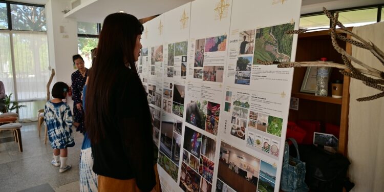 今(11)日台东美术馆户外野室咖啡举办『产业形象营造与店家再造辅导计划成果展』