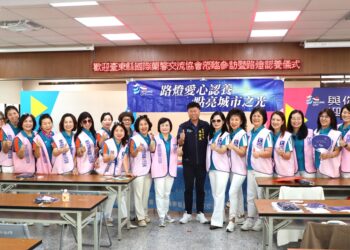 台东市长陈铭风21日上午在市公所举行表扬活动，感谢国际兰馨交流协会认养路灯的善心善行