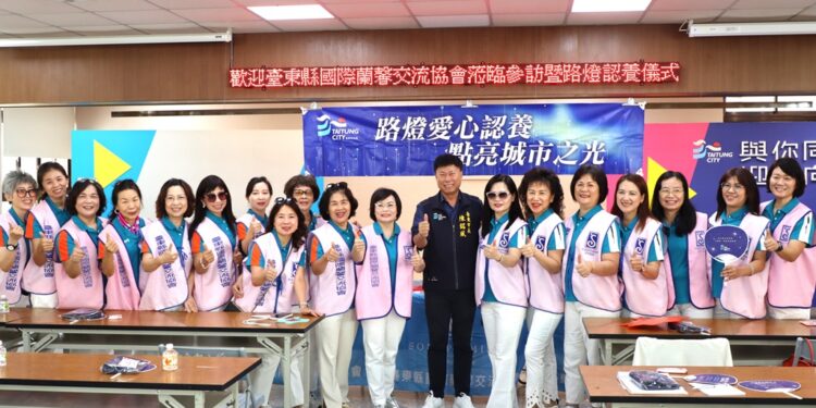 台东市长陈铭风21日上午在市公所举行表扬活动，感谢国际兰馨交流协会认养路灯的善心善行