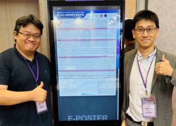 台东马偕跨科别研究成果得首奖，由心脏内科的赵川磊医师(左)、医研科主任苏珉一医师(右)代表领奖