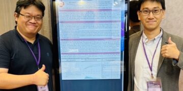 台东马偕跨科别研究成果得首奖，由心脏内科的赵川磊医师(左)、医研科主任苏珉一医师(右)代表领奖