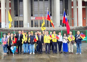 国父诞辰纪念日当天，新党在党主席吴成典的带领下，齐聚台北国父纪念馆，向国父孙中山先生铜像致敬