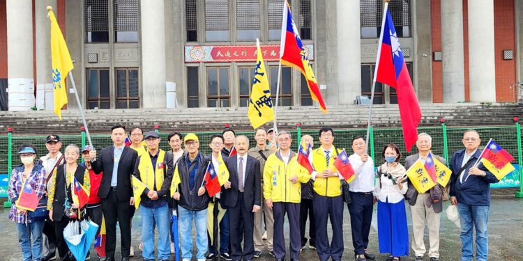 国父诞辰纪念日当天，新党在党主席吴成典的带领下，齐聚台北国父纪念馆，向国父孙中山先生铜像致敬