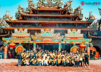 陈铭风市长为了一探后山子民踏往西岸的香路，他佐上真心实意，整整两天坐着游览车，翻山越岭，毫无架子地与台东乡亲一起出门要亲迎分灵妈祖回家；图为与东海龙门天圣宫至祖庙鹿耳门天后宫谒祖