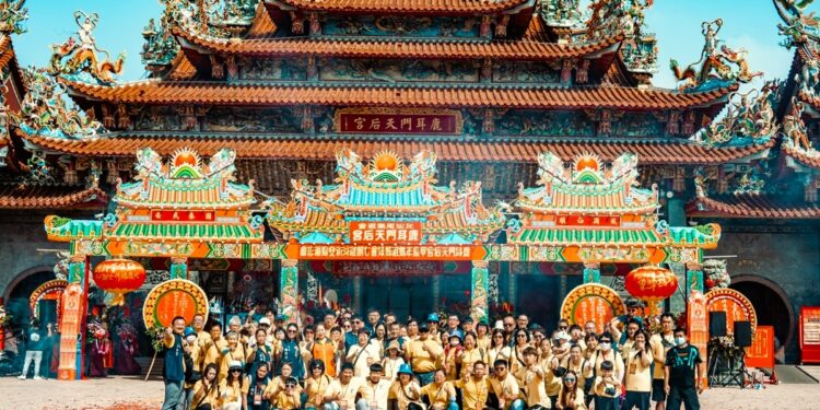 陈铭风市长为了一探后山子民踏往西岸的香路,他佐上真心实意,整整两天坐着游览车,翻山越岭,毫无架子地与台东乡亲一起出门要亲迎分灵妈祖回家;图为与东海龙门天圣宫至祖庙鹿耳门天后宫谒祖