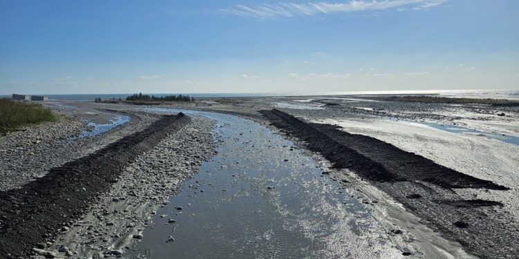 康芮台风再次冲毁卑南溪水覆盖，台东县政府持续积极抢修卑南溪中华大桥
