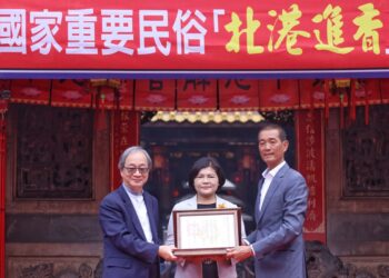 文化部长李远(左)颁授重要民俗『北港进香』认定证书，由北港朝天宫董事长蔡咏锝(右)代表授证，云林县长张丽善(中)到场见证