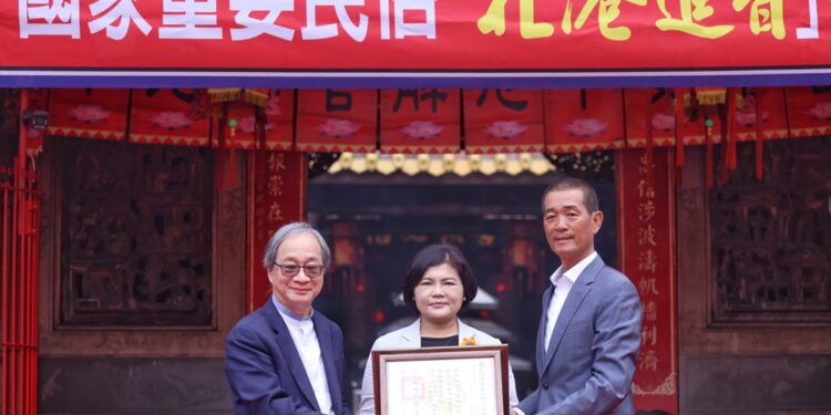 文化部长李远(左)颁授重要民俗『北港进香』认定证书，由北港朝天宫董事长蔡咏锝(右)代表授证，云林县长张丽善(中)到场见证