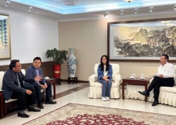 昨(4)日陈莹和庄瑞雄委员，以及关山镇长彭成丰，一同前往国防部拜会顾立雄部长，获得国防部正面善意的响应