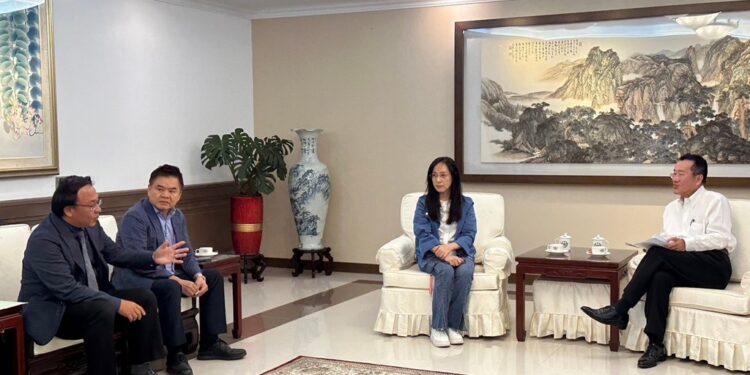 昨(4)日陈莹和庄瑞雄委员，以及关山镇长彭成丰，一同前往国防部拜会顾立雄部长，获得国防部正面善意的响应