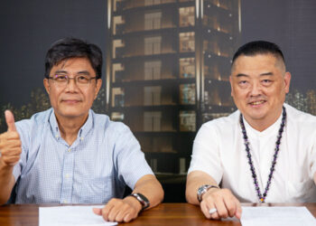 清华大学王远樵教授(左)深入分析『皇昱九天NO.1』建案，并对蔡许宏AI博士(右)的创新住宅理念给予高度肯定