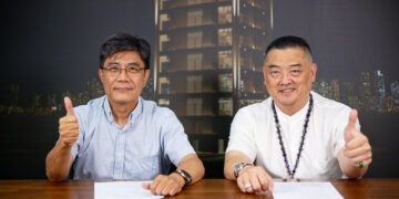 清华大学王远樵教授(左)深入分析『皇昱九天NO.1』建案，并对蔡许宏AI博士(右)的创新住宅理念给予高度肯定