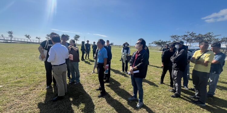 王志辉副县长特别带领县府团队场勘『嗨！出发吧来台东』舞台搭设等准备工作与进度，确认活动场地已如期恢复，舞台硬件准时进场搭建中