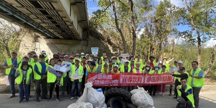 环保局携手水环境巡守队，清出103.1公斤河岸垃圾