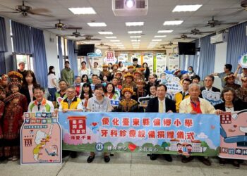 由卫生福利部中央健保署的协助，促成台南开基玉皇宫慷慨捐赠牙科诊疗椅予台东县七所偏乡学校