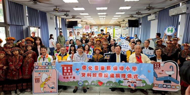 由卫生福利部中央健保署的协助，促成台南开基玉皇宫慷慨捐赠牙科诊疗椅予台东县七所偏乡学校