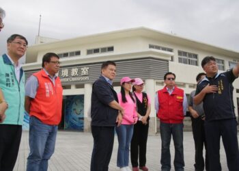 立委陈莹与庄瑞雄，今天与农业部黄昭钦次长、原民会杜张梅庄副主任委员、渔业署陈建佑副署长、农粮署东区分署陈吉村副分署长，前往受灾严重的渔港及果园会勘