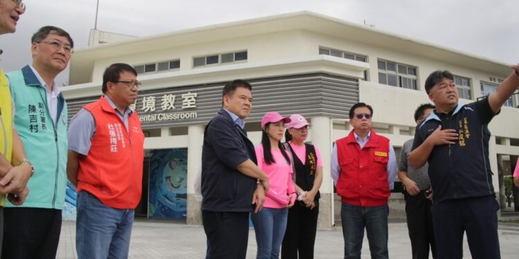 立委陈莹与庄瑞雄，今天与农业部黄昭钦次长、原民会杜张梅庄副主任委员、渔业署陈建佑副署长、农粮署东区分署陈吉村副分署长，前往受灾严重的渔港及果园会勘