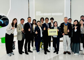 台湾代表团于香港第14届亚洲物流航运及空运会议(ALMAC)后参访香港菜鸟智慧港(CAINIAO HK Smart Gateway)。翊达通供应链管理有限公司董事总经理刘孝超团长(前排右五)、台湾国际物流暨供应链协会名誉理事长秦玉玲(前排右四)、副理事长李柏峰 (前排右二)、秘书长吴文升(前排左三)与香港青鹬投资管理公司业务发展总监卢尔德炜