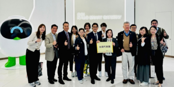 台湾代表团于香港第14届亚洲物流航运及空运会议(ALMAC)后参访香港菜鸟智慧港(CAINIAO HK Smart Gateway)。翊达通供应链管理有限公司董事总经理刘孝超团长(前排右五)、台湾国际物流暨供应链协会名誉理事长秦玉玲(前排右四)、副理事长李柏峰 (前排右二)、秘书长吴文升(前排左三)与香港青鹬投资管理公司业务发展总监卢尔德炜