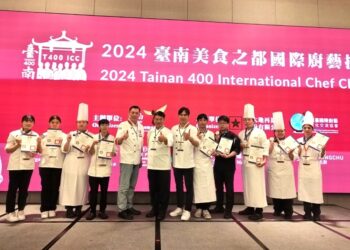 义守大学厨艺系的吴明伦(左四)，参与台南国际厨艺挑战赛，夺下两面银牌，双银的亮眼成绩，充分展现义大人的高超厨艺