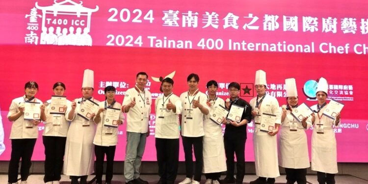 义守大学厨艺系的吴明伦(左四)，参与台南国际厨艺挑战赛，夺下两面银牌，双银的亮眼成绩，充分展现义大人的高超厨艺