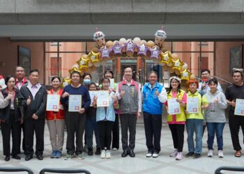 育达科大王育文董事长(图中)与及贵宾与社福团体合影