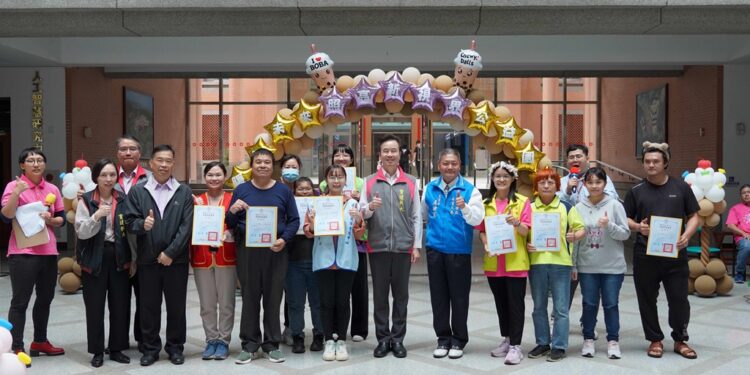 育达科大王育文董事长(图中)与及贵宾与社福团体合影