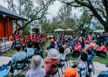 台东县政府『艺起来我家』庭院分享会2024年度最终场，3日傍晚在有百年校史的鹿野乡龙田小学日式宿舍前广场举办