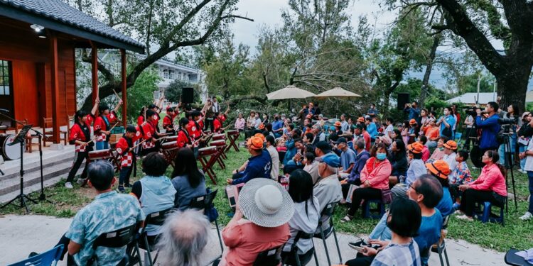 台东县政府『艺起来我家』庭院分享会2024年度最终场，3日傍晚在有百年校史的鹿野乡龙田小学日式宿舍前广场举办