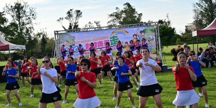 台东县政府结合台东县总工会于今(9)日在台东森林公园办理『2024为健康而走、环保爱地球、糖尿病预防、反毒倡导公益活动』