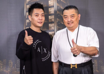 蔡许宏AI博士(右)欣赏巫顺智(左)对声音能量启发教育的热忱，未来计划与炫音乐合作，在『皇昱九天NO.1』公共设施中规划音乐疗愈空间