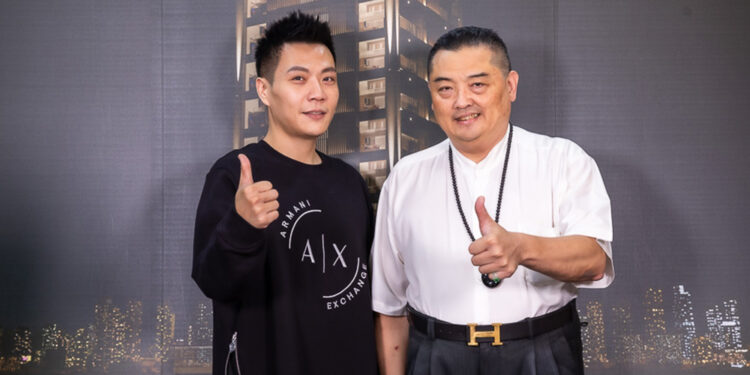 蔡许宏AI博士(右)欣赏巫顺智(左)对声音能量启发教育的热忱，未来计划与炫音乐合作，在『皇昱九天NO.1』公共设施中规划音乐疗愈空间