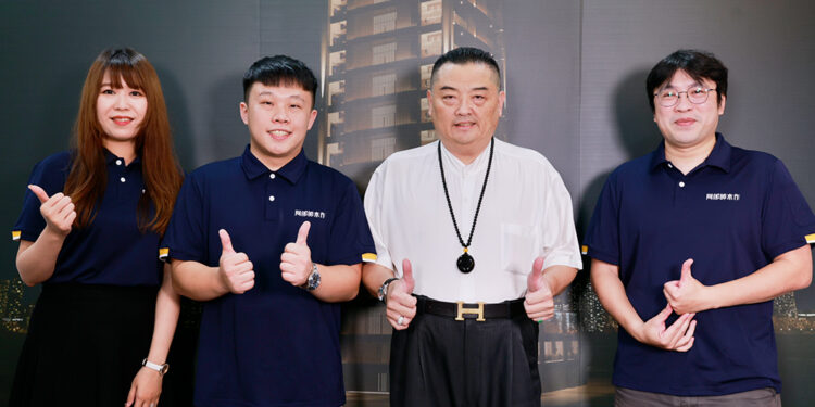 蔡许宏AI博士欣赏阿郎师木工厂对高质量的追求和职人工匠精神，将其精湛的装修工艺融入『皇昱九天NO.1』的建筑设计