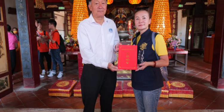 贤良港天后祖祠林自弟董事长颁发圣父母分灵证书给台东东海龙门天圣宫宫主陈柔娴