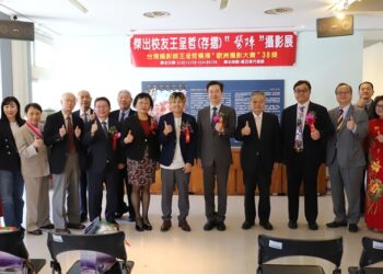 金牌摄影师王呈哲(存折)图中与育达科技王育文董事长(右9)与国际贵宾合影